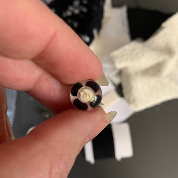 RARE Silhouette of Coco Chanel buttons and swatch - Picture 8 of 11